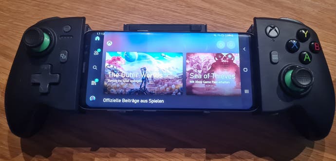 Der PowerA MOGA XP7-X Plus mit Smartphone.