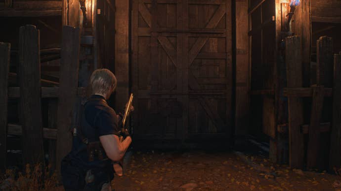 Leon looks over at a door in need of the crank to work in Resident Evil 4 Remake