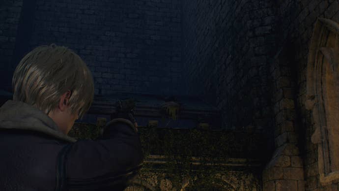 Leon aims at a crow's nest near the castle's Courtyard in Resident Evil 4 Remake