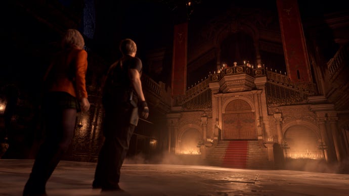 En man och kvinna som står framför en stor balkong i Resident Evil 4 Remake