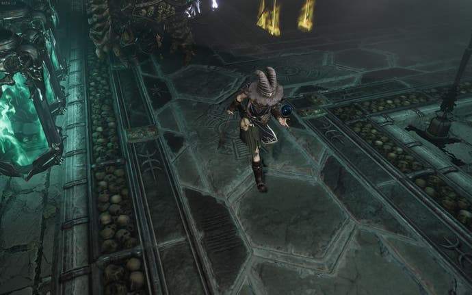 اسکرین شات آخرین دوره که شخصیت بازیکن را نشان می‌دهد، با کلاه خاکستری و لباس‌های کهنه، در حالی که یک گوی در دست دارد از راهرو می‌گذرد.