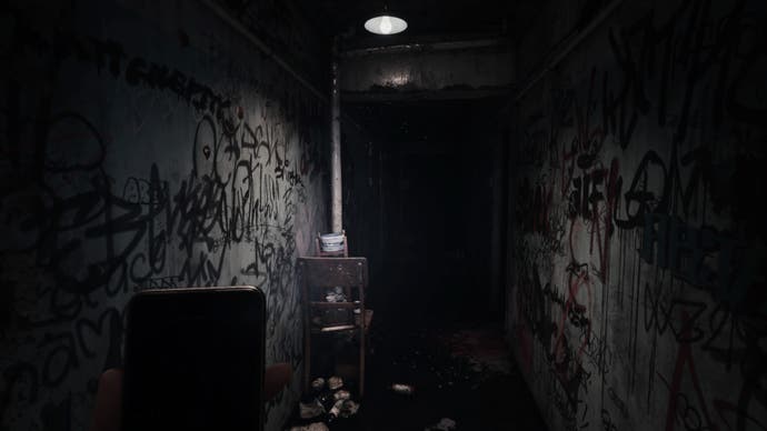 Silent Hill The Short Message Screenshot. A rubbish-strewn, graffiti-covered corridor in some kind of abandoned building.