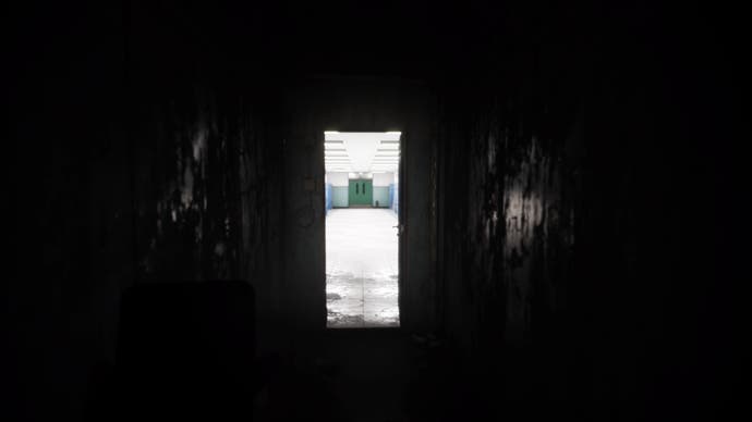 Silent Hill La captura de pantalla del mensaje corto.  Miras hacia un pasillo oscuro.  Al final, nos espera otro pasillo luminoso y limpio, con sus puertas verdes haciendo señas.