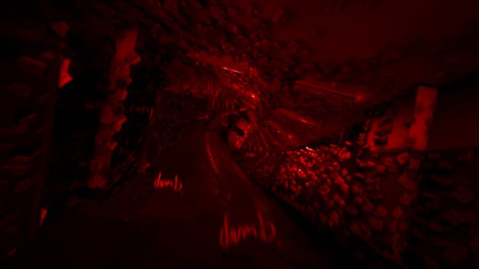 Silent Hill La captura de pantalla del mensaje corto.  Un corredor, rojo sangre, gira en espiral frente a ti.  Burlas manuscritas de la palabra. 