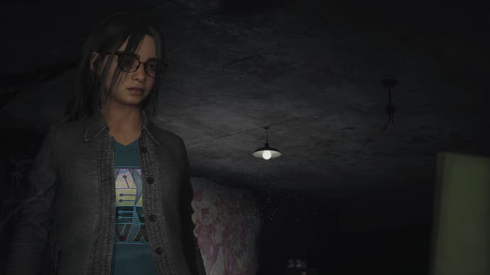 Silent Hill La captura de pantalla del mensaje corto.  Nuestra protagonista, Anita, mira fijamente un tablero o una llamada que no está a la vista.  Parece triste y preocupada.