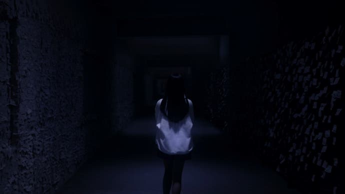 Silent Hill La captura de pantalla del mensaje corto.  En otra escena de FMV, una colegiala con cabello largo y oscuro se aleja de ti.  Las notas adhesivas se apiñan a su alrededor, pegadas a las paredes.