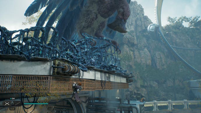 Recensione di Star Wars Jedi Survivor - schermata che mostra Cal con una telecamera più ingrandita, mentre si arrampica su alcune grate sotto i piedi di un mostro uccello gigante intrappolato in alcune strane liane