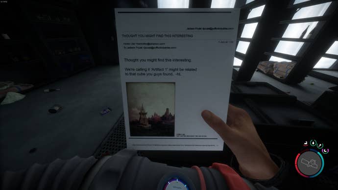 Spilleren ser på et dokument som nevner gjenstander og Golden Cube i Sons of the Forest