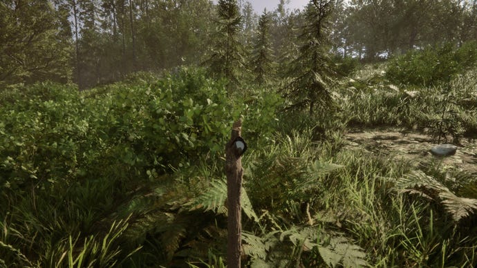 El jugador de Sons of the Forest mira fijamente un localizador GPS en un palo.