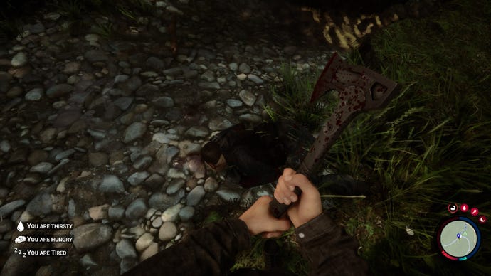 Un jugador se para sobre el cadáver de Kelvin con un hacha ensangrentada en Sons of the Forest.