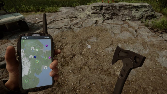 Seorang pemain berdiri di dekat sepetak tanah sambil memegang GPS dan kapak di Sons of the Forest