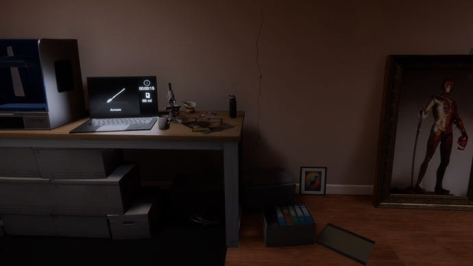 Un jugador se para en una habitación con poca luz, mirando un escritorio y una pintura en Sons of the Forest.