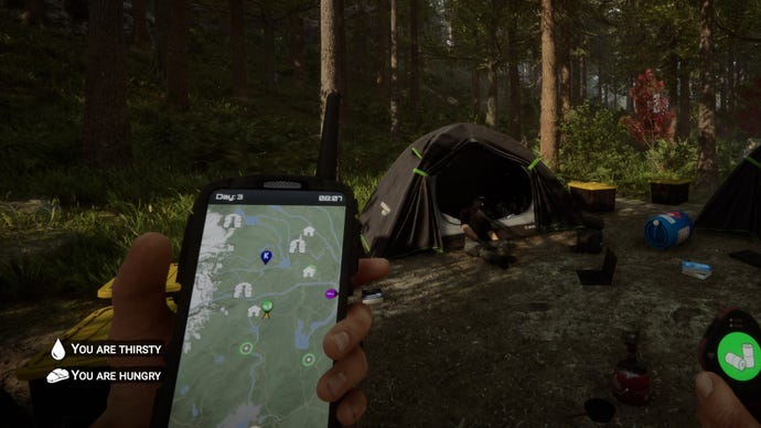Gracz stoi trzymając GPS, wpatrując się w namiot w Sons of the Forest