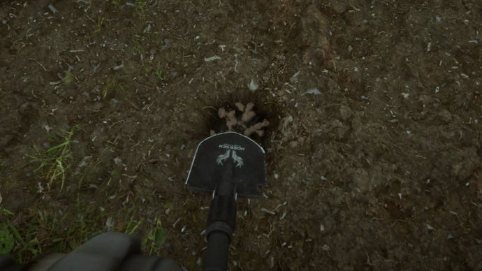Un joueur déterre une tombe avec la pelle dans les fils de la forêt