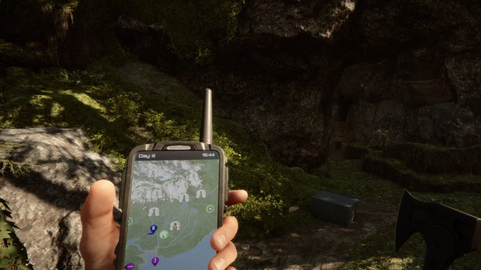 Un jugador mira su GPS en Sons of the Forest.