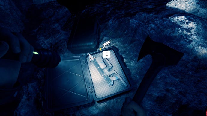 Un jugador enciende una antorcha en el Zipline Gun en una cueva oscura en Sons of the Forest.