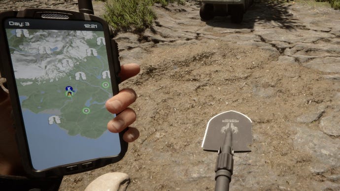 Un jugador mira su GPS con una pala en la mano en Sons of the Forest.