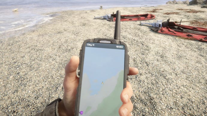 Un jugador sostiene su GPS en la playa en Sons of the Forest.