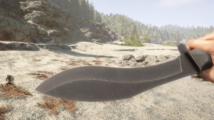 En spelare blockerar med macheten på en strand i skogarna