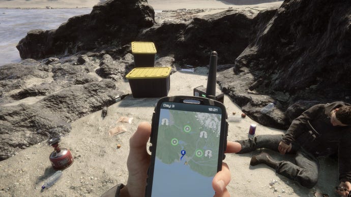 Un jugador mira su GPS en la playa en Sons of the Forest.