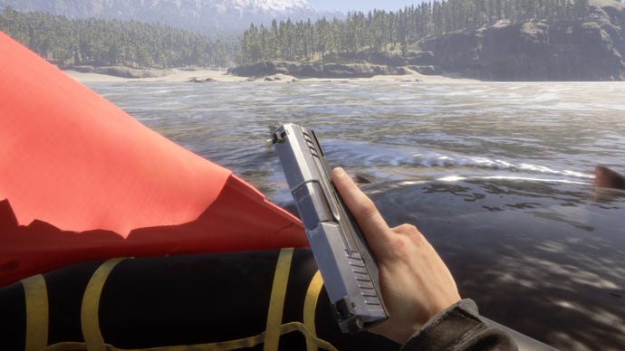 En spelare stirrar på en pistol i skogarna när de tittar ut över havet