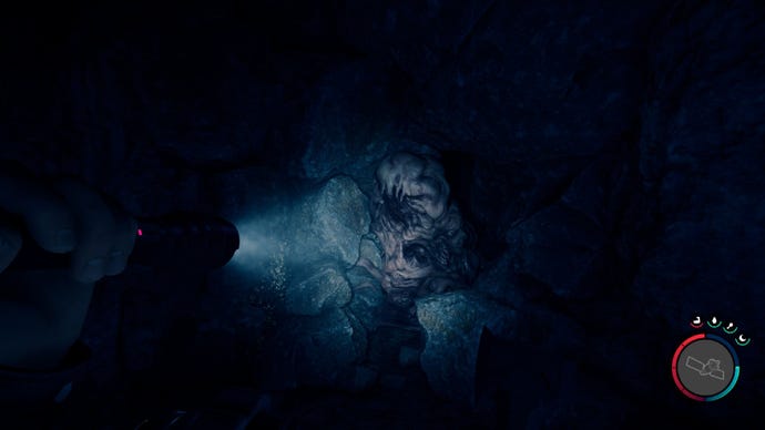 Um jogador brilha uma tocha em um mutante contorcido em filhos da floresta