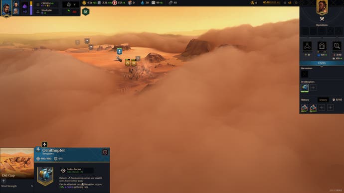 Dune Spice Wars Screenshot zeigt Ornithopter, der die Wüste erkundet und zum Nebel des Krieges fliegt