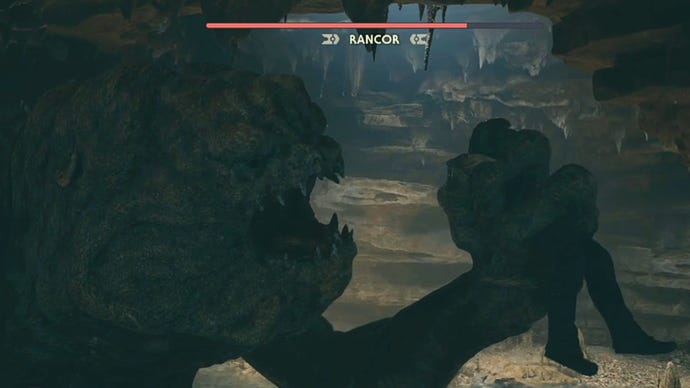 Un Rancor sostiene a Cal hasta su boca en Star Wars Jedi Survivor.