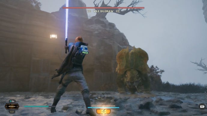 A captura de tela de Stars Jedi Survivor, Star Wars, mostrando Cal, segurando um sabre de luz azul no ar, de frente para o bilemaw vil