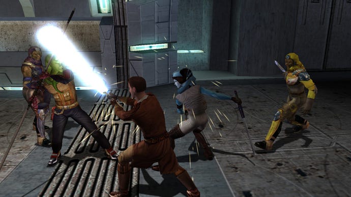 Star Wars Knights of the Old Republic muestra a cinco personajes luchando. El humano en el medio está balanceando su sable de luz hacia un alienígena