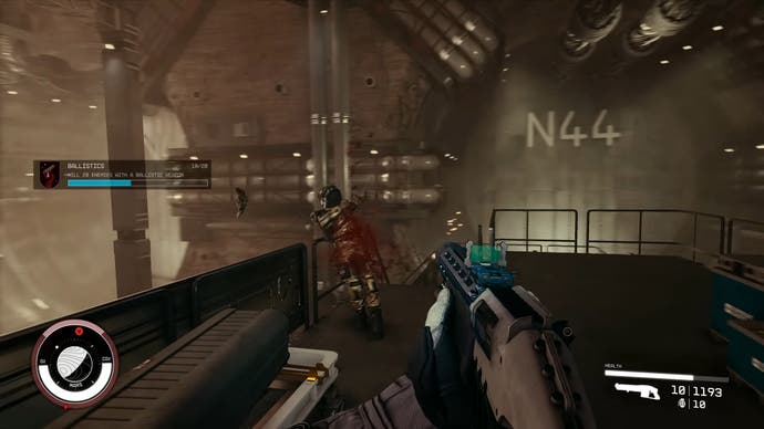 Ballistics Challenge Progress Bar in einem kleinen Menü links, während er in der ersten Person einen Feind schießt