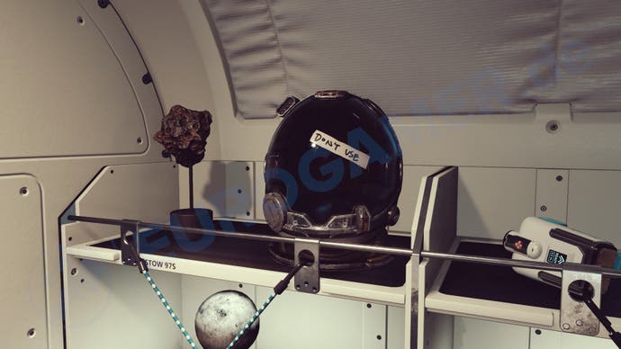Ein beschädigter Helm, der in Starfield auf einem Regal liegt.