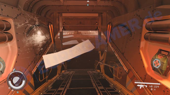 Ein beschädigter Helm in Starfield mit einem von außen angebrachten Aufkleber.