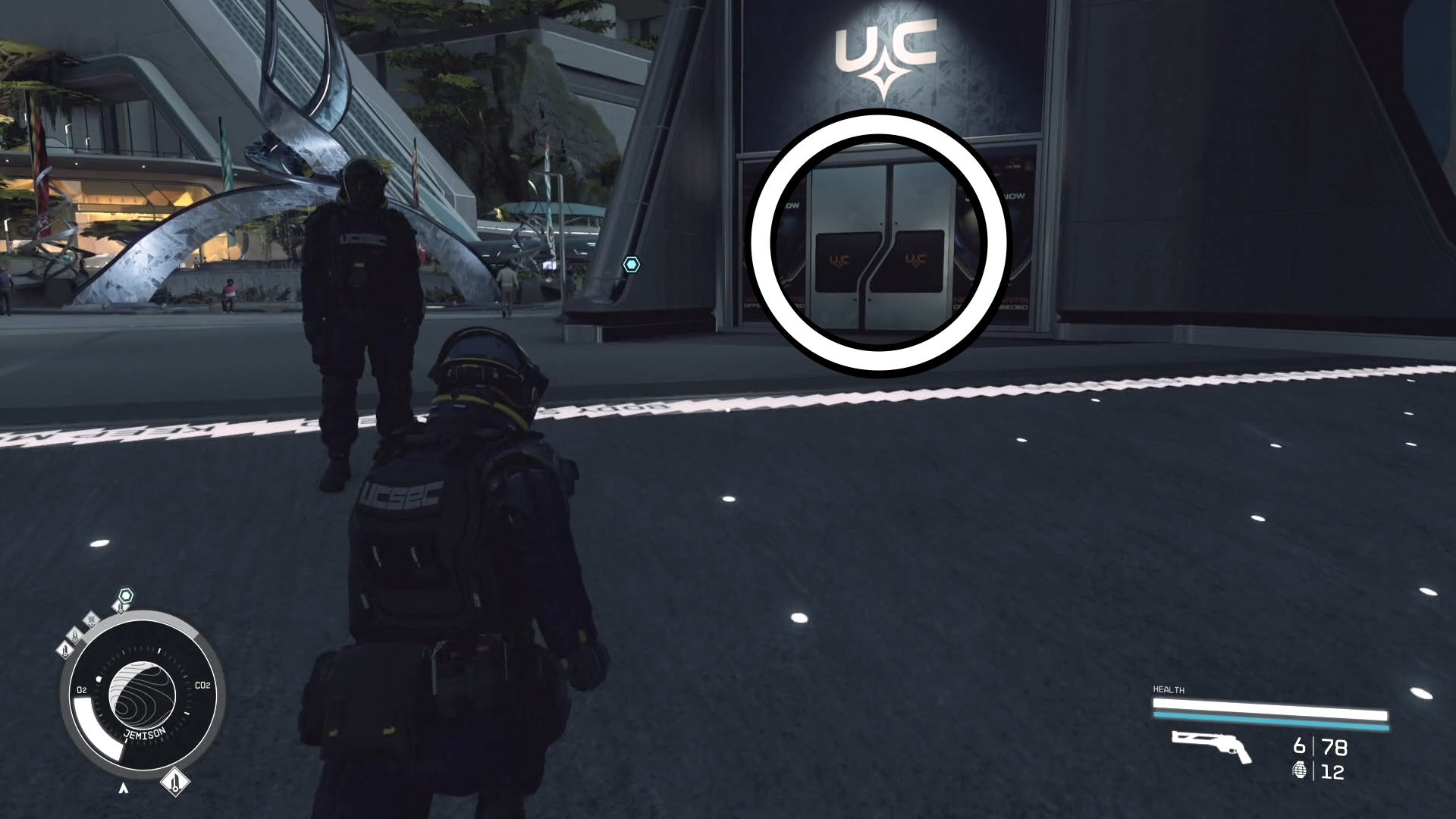 vista en tercera persona del personaje corriendo con el edificio de seguridad de la UC en un círculo
