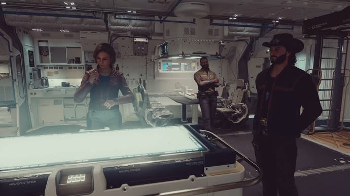 Sarah, Sam und Barret in der Nähe eines leuchtenden Marine -Systems auf einem Schiff