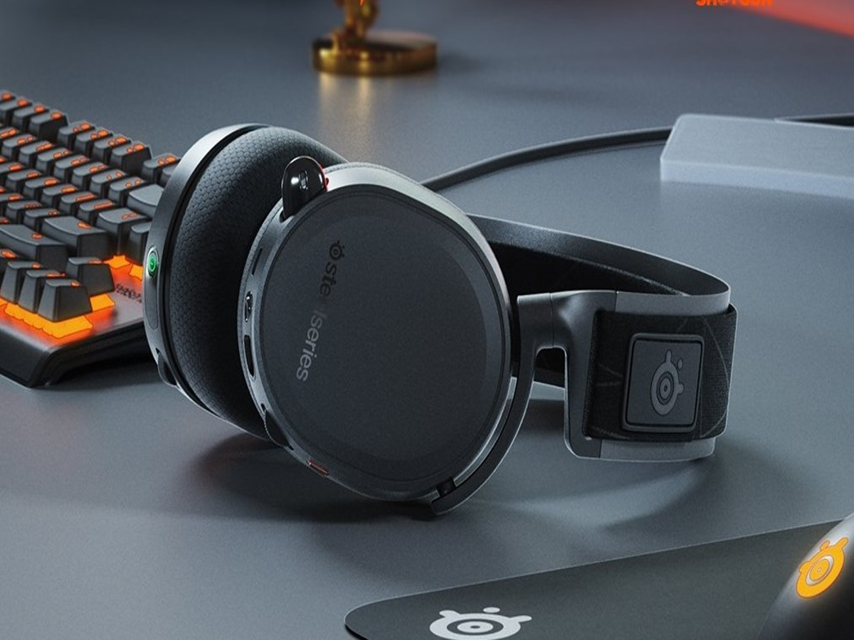 The stellar SteelSeries Arctis 7 gaming headset is down to £100 in