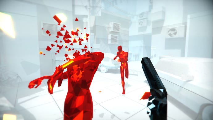 Player headshots musuh dengan pistol mereka saat lain berlari ke arah mereka di ruangan putih di superhot