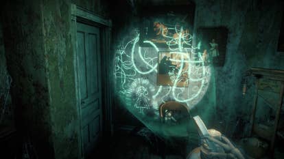یک اسکرین شات از The 7th Guest VR که بازیکن را نشان می دهد که یک فانوس جادویی را بالا نگه داشته است.  جایی که پرتو آن به دیوار برخورد می کند، خط خطی های مخفی آشکار می شود.
