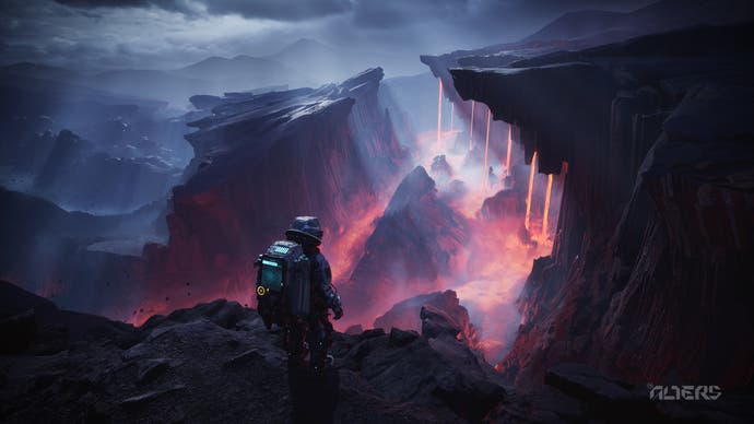 Un personaje con un traje espacial se encuentra contemplando un enorme cañón que tiene lava acumulándose en el fondo. Toda la escena está bañada por el crepúsculo y la niebla persiste en el aire.