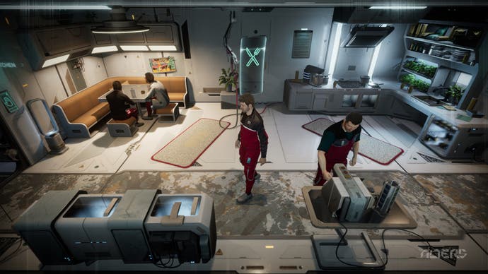 Cuatro personajes, todos muy similares, comparten un pequeño espacio dentro de una base futurista.