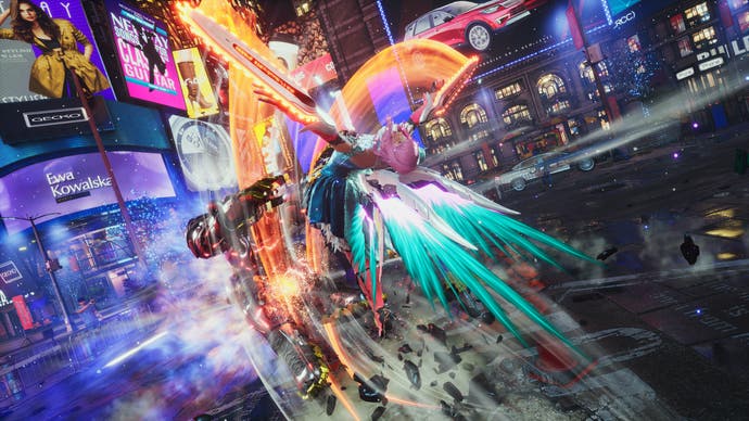 اسکرین شات Tekken 8 که آلیسا را ​​در حال حمله به یک دشمن در یک خیابان شهر نئونی با حمله به عقب نشان می دهد