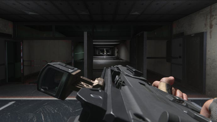 An image showing Tactical Stance aiming in Modern Warfare 3's firing range. The gun is held at a slant, giving us a tight crosshair but also allowing for free movement.