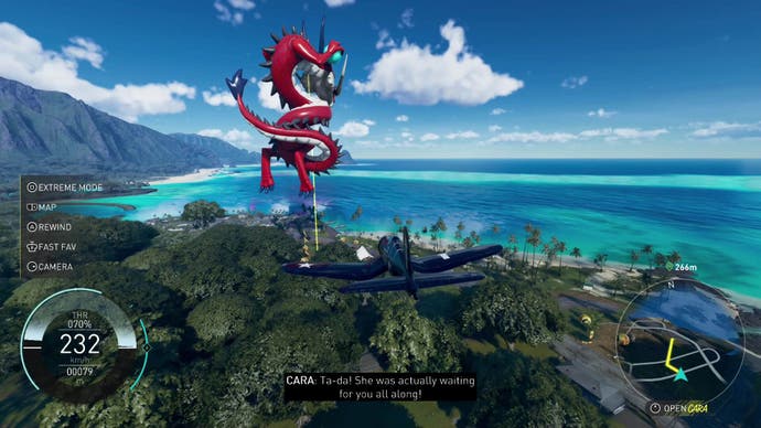 Capture d'écran du Crew Motorfest, montrant un avion explorant le long de la côte et volant près d'un dragon gonflable géant de parade de style chinois.
