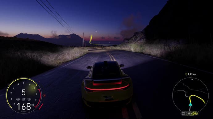 Capture d'écran du Crew Motorfest, montrant une Porsche jaune sur une autoroute au crépuscule.