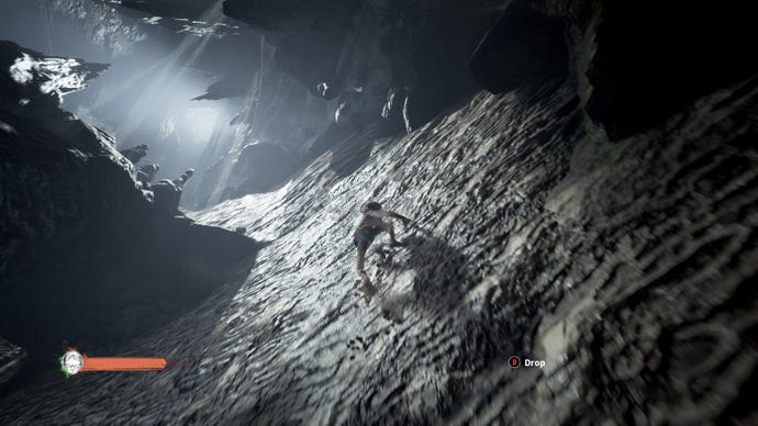 Gollum sube una pared en una cueva llena de arañas en El Señor de los Anillos: Gollum