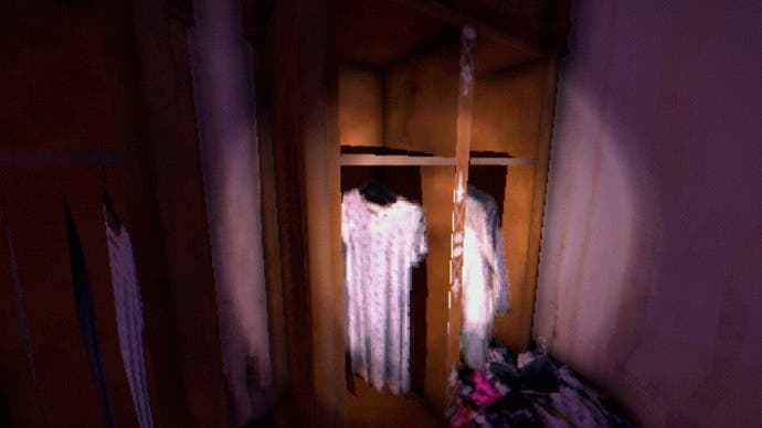 Captura de pantalla de la revisión de Tartarus Key, con algunos vestidos blancos colgados en un armario y una pila de ropa esparcida cerca