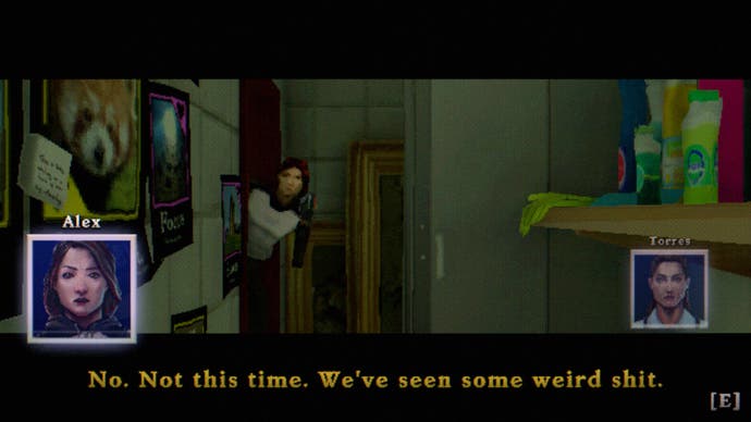La captura de pantalla de la revisión de Tartarus Key, que muestra una escena entre Alex y su amiga Torres, con Alex mirando cansadamente dentro de un armario de suministros.