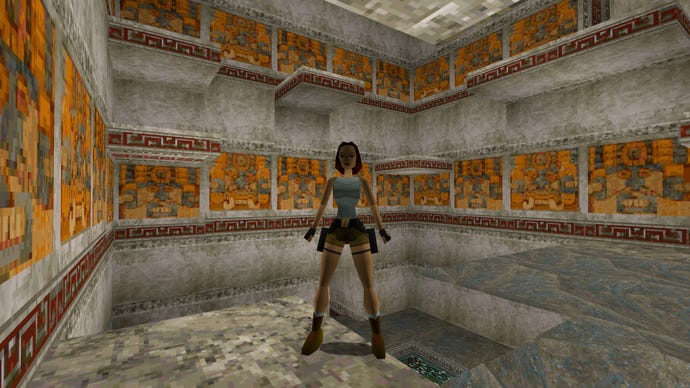 Lara Croft se tient dans une salle de plates-formes toutes à différentes hauteurs dans le Tomb Raider original