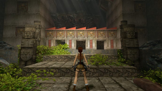 Lara se tient devant un temple à l'intérieur d'une grotte dans le Tomb Raider original, avec des graphismes plus sophistiqués et mis à jour.