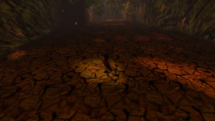 在《古墓丽影：重制版》的画面中，劳拉·克劳馥从泥泞的斜坡上滑下来